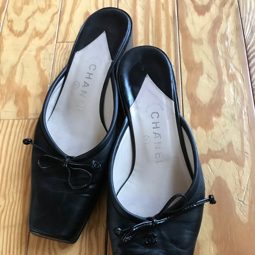 AUTHENTIC Chanel square toe flats / slides
